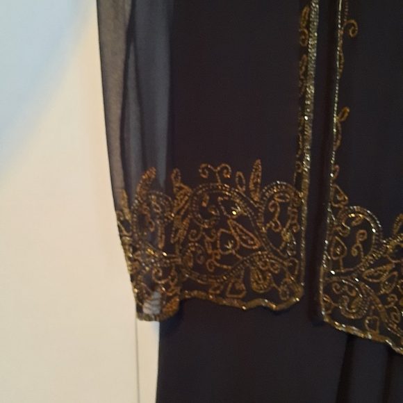 Invited to a Wedding? This respectable ensemble wraps a lady in Luxury & comfort - Picture 3 of 3